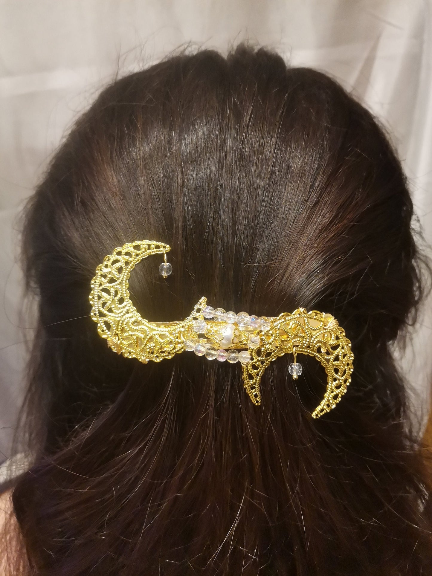 Pasador muy original con dos medias lunas metálicas