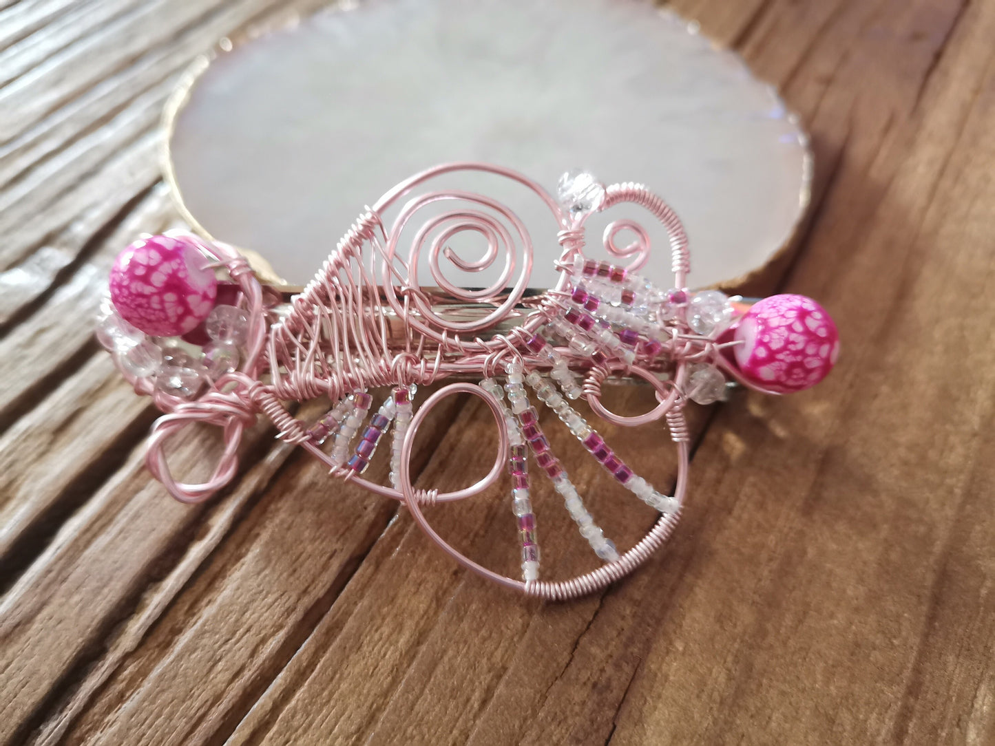 Pasador de alambre rosa con cuentas rosa marmoleada
