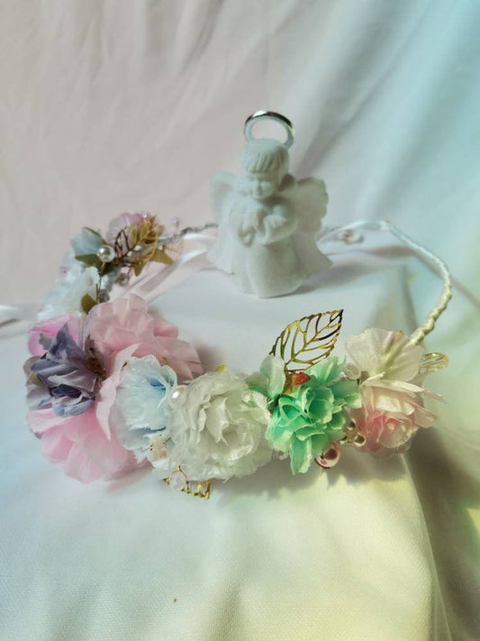 Diadema de comunión con flores de tela de varios colores.