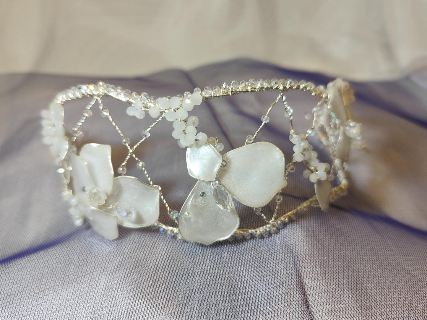 Diadema blanca  de cristal y resina para novias elegantes y románticas