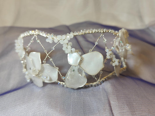 Diadema blanca  de cristal y resina para novias elegantes y románticas