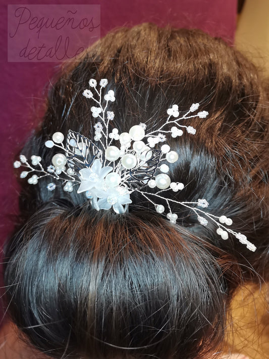 Peina plateada de novia con flores y hojas