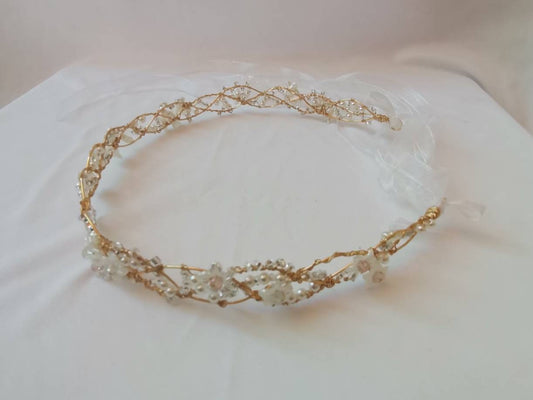 Tiara trenzada de alambre y cristal, con flores.