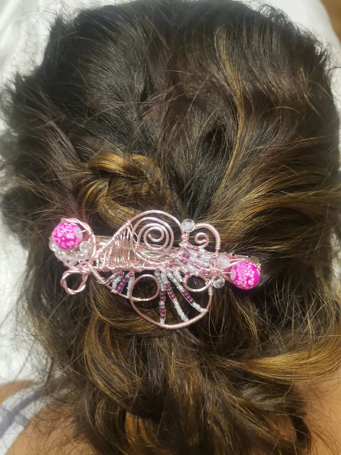 Pasador de alambre rosa con cuentas rosa marmoleada