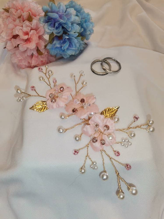 Vid con tres flores simples de tela y centro de cristal