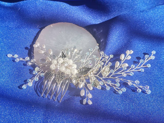 Peina plateada en blanco y cristal para novia