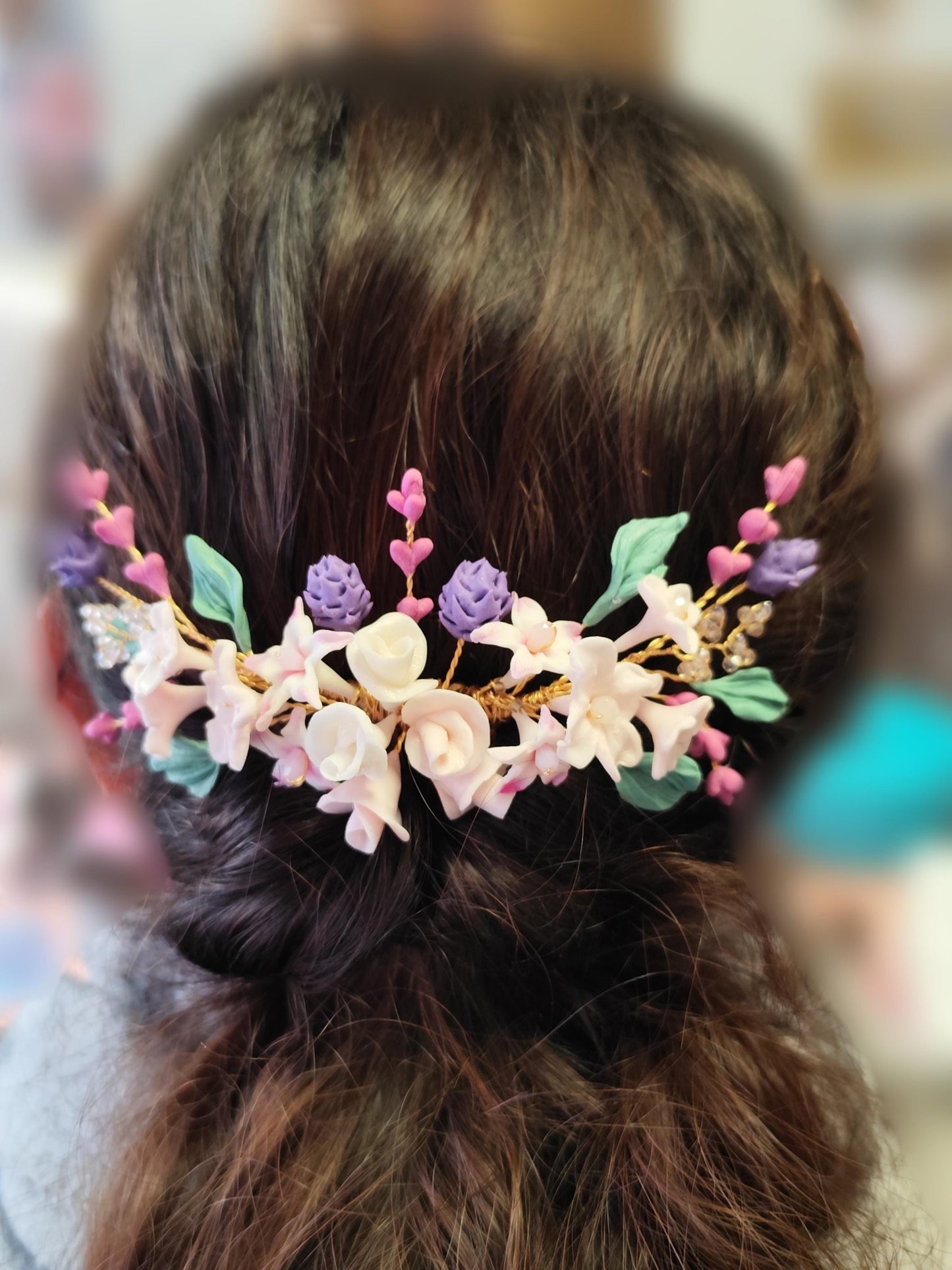 Peina con flores de colores y hojas.
