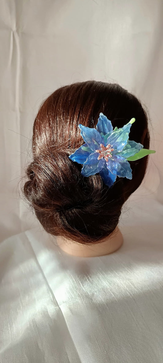 Flor azul para el pelo