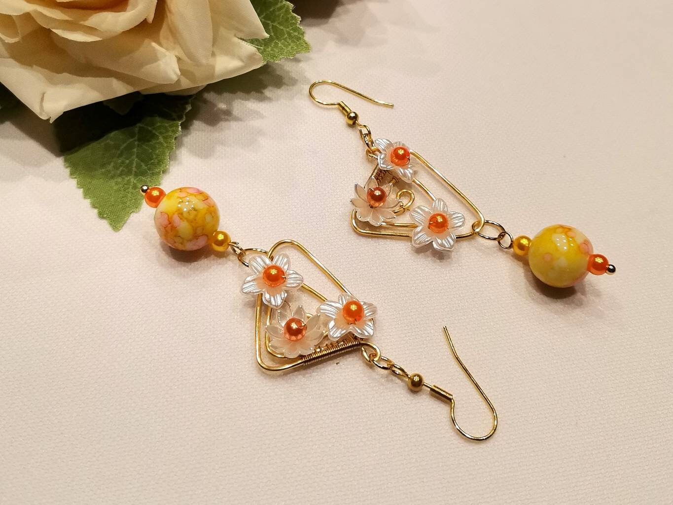 Pendientes largos en tonos anaranjados y amarillos