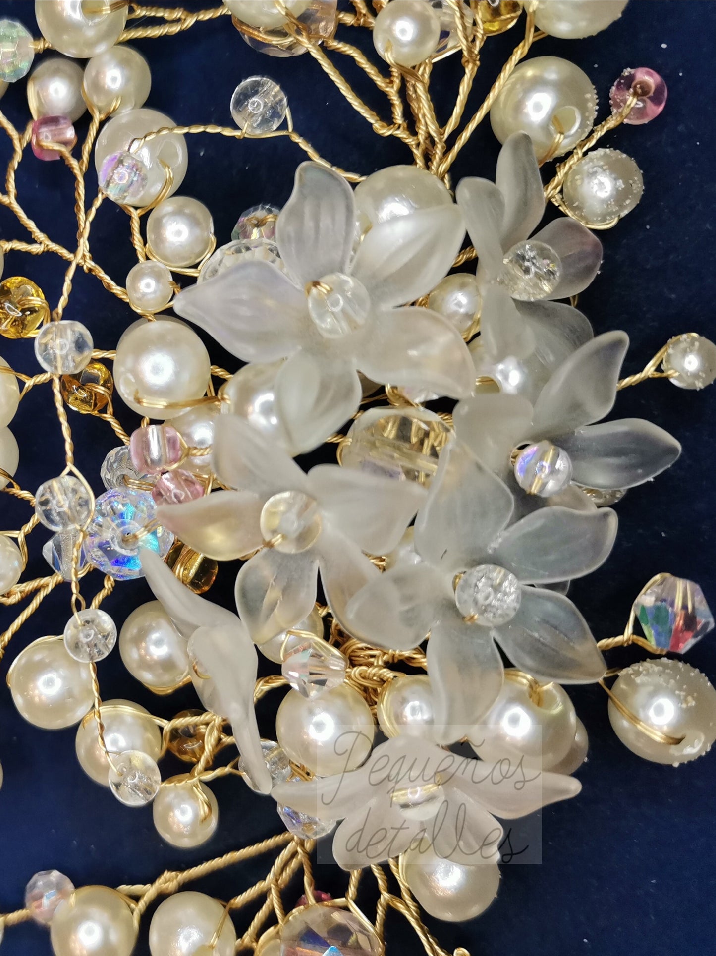 Tiara de novia con perlas de imitación, cristal y flores acrílicas.