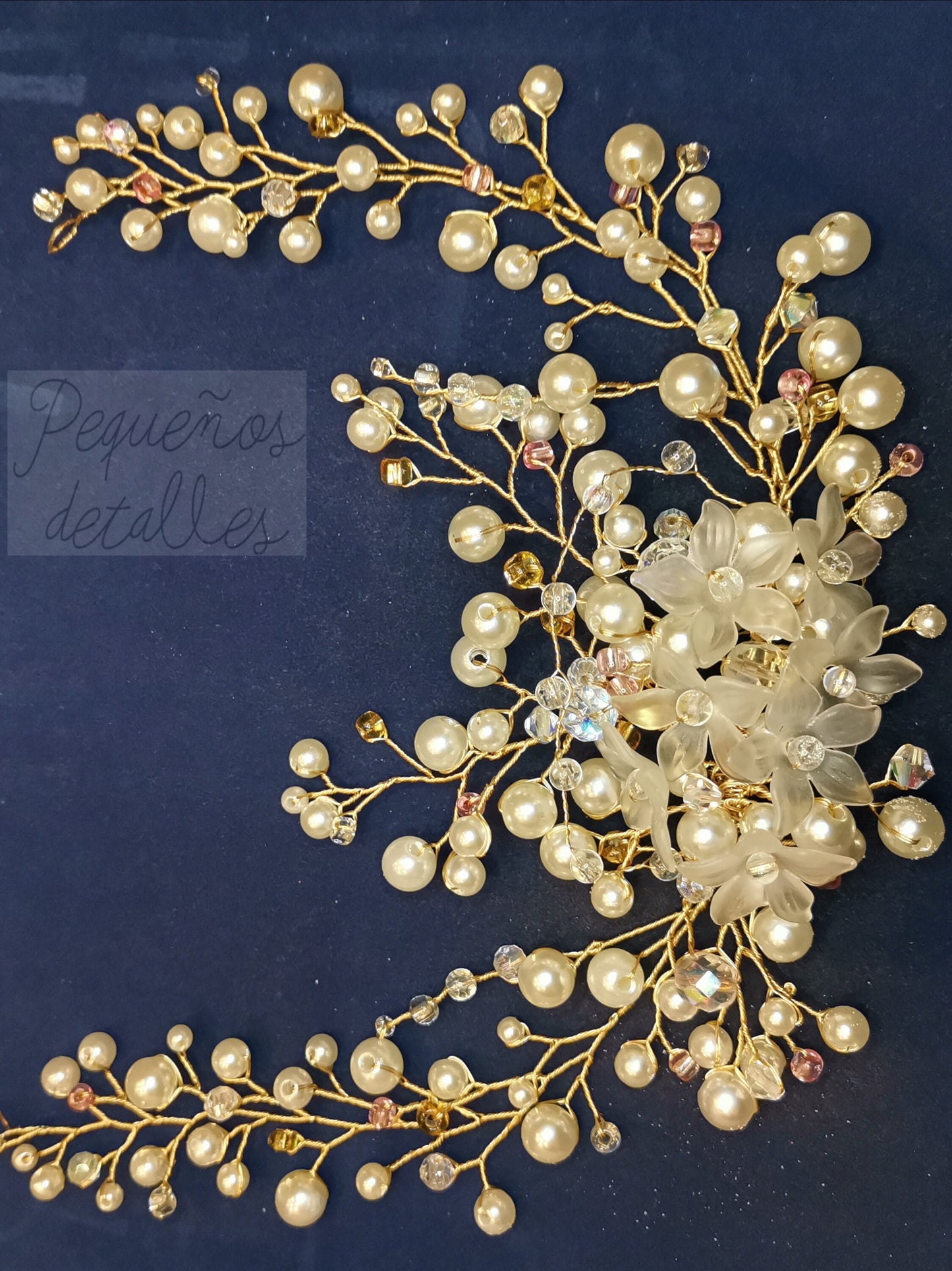 Tiara de novia con perlas de imitación, cristal y flores acrílicas.
