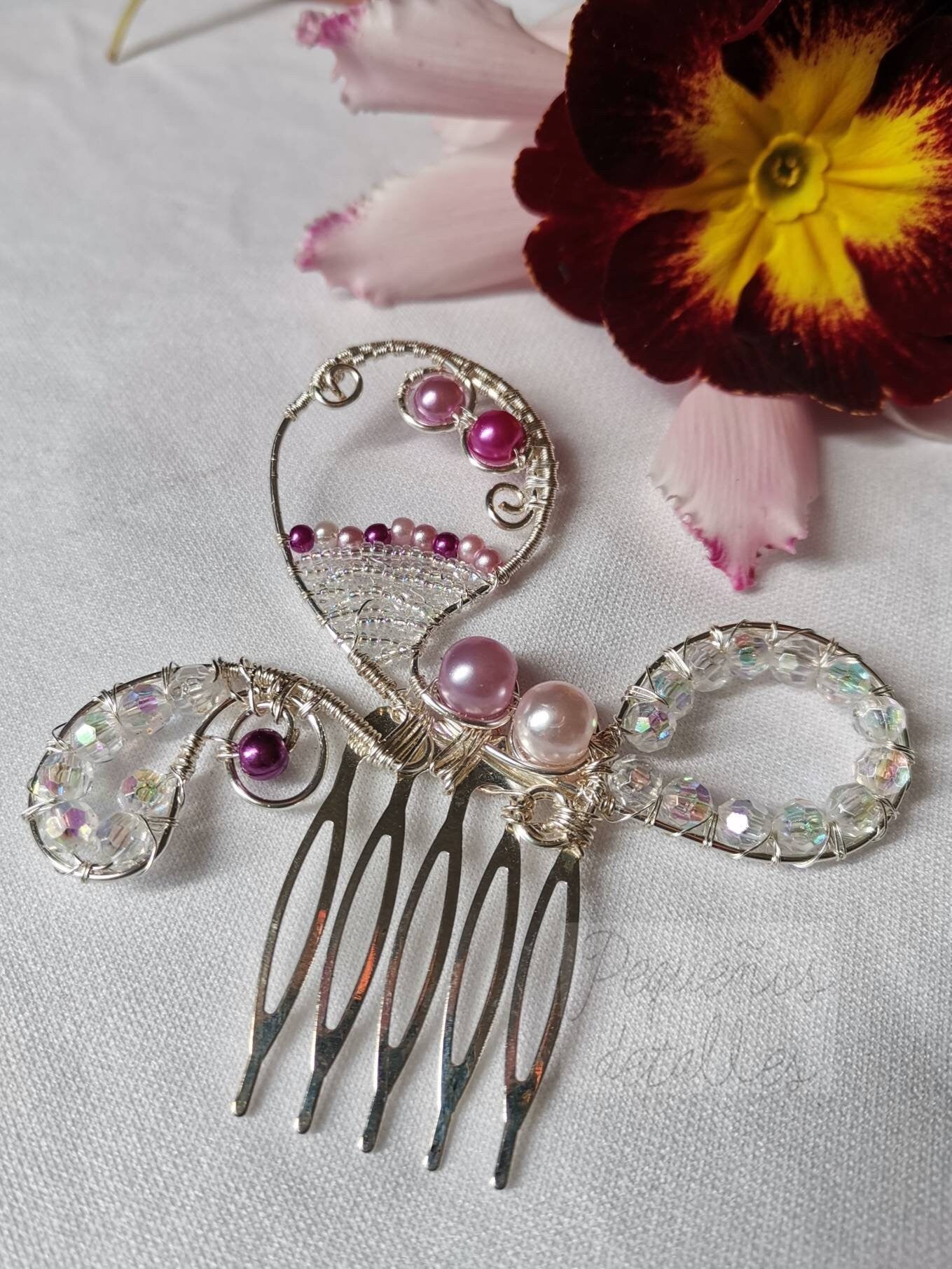 Peina de alambre plateado y perlas de imitación moradas
