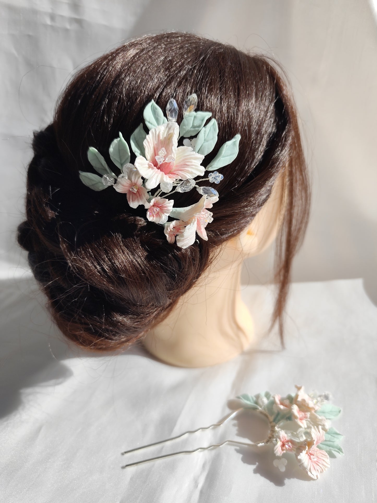 Horquilla plateada con flores y hojas de cerámica rusa