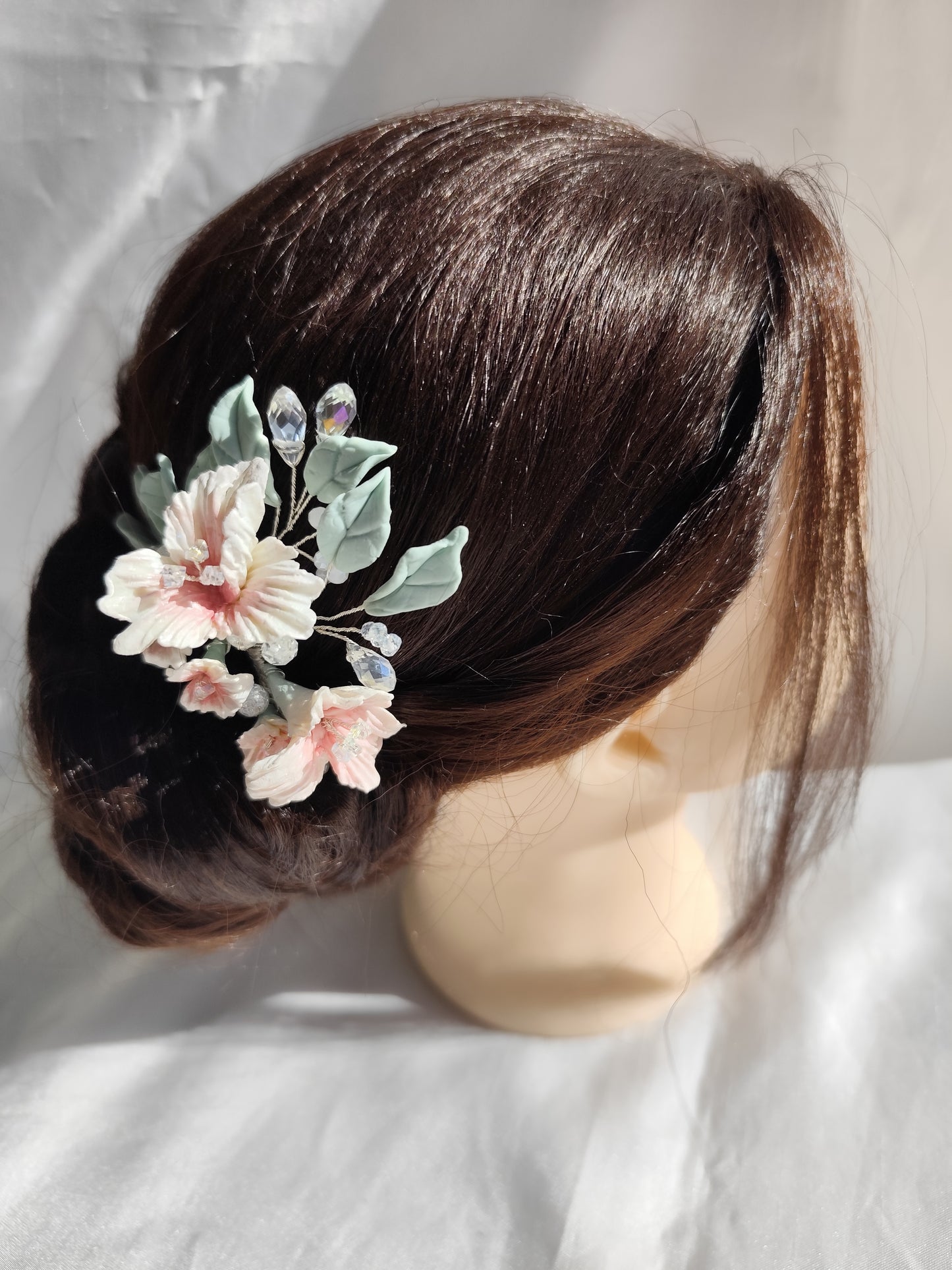 Horquilla plateada con flores y hojas de cerámica rusa