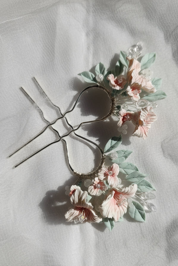 Horquilla plateada con flores y hojas de cerámica rusa