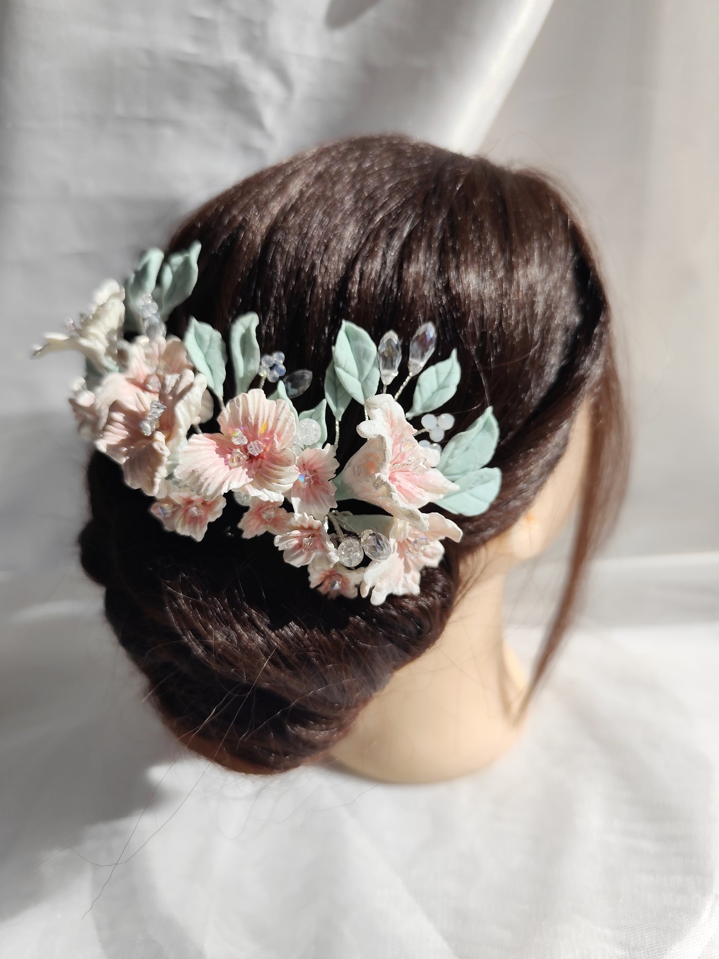 Horquilla plateada con flores y hojas de cerámica rusa