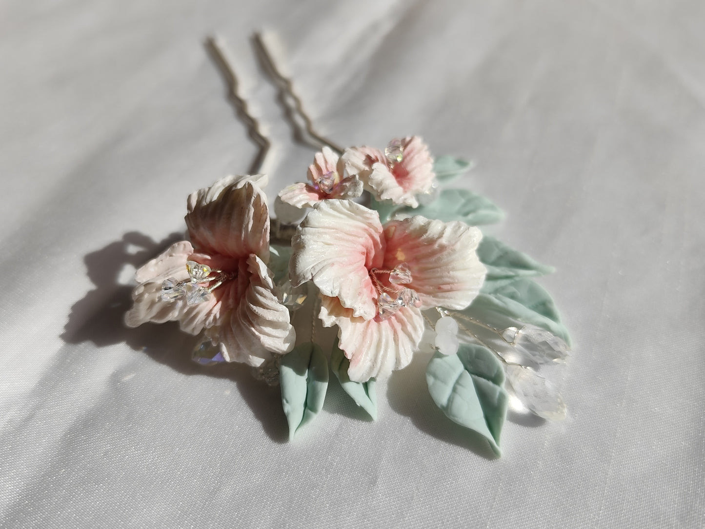 Horquilla plateada con flores y hojas de cerámica rusa