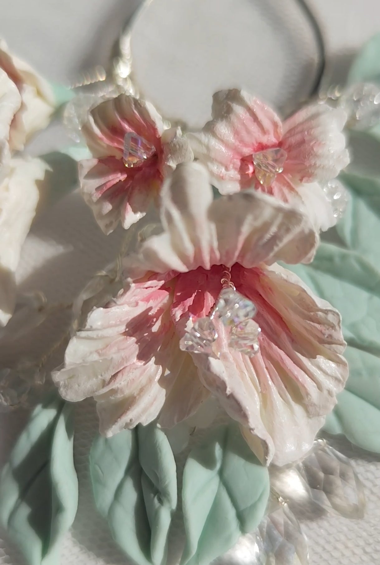 Horquilla plateada con flores y hojas de cerámica rusa