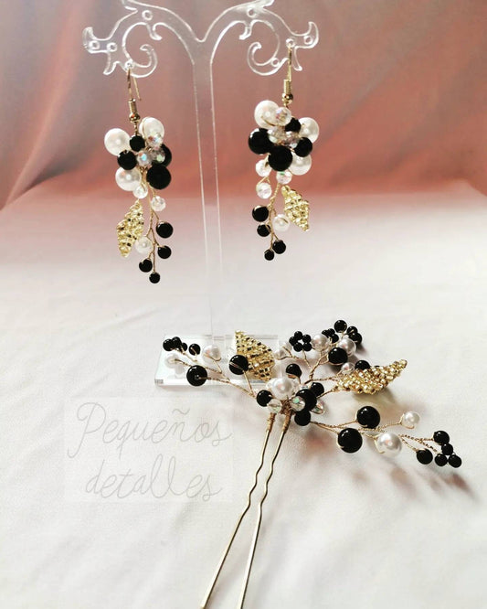 Conjunto de horquilla y pendientes en dorado.