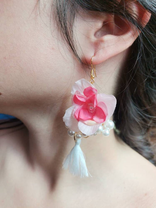 Pendientes con flor de tela y perlas nacar