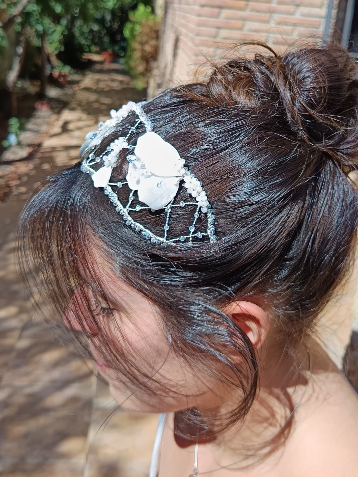 Diadema blanca  de cristal y resina para novias elegantes y románticas