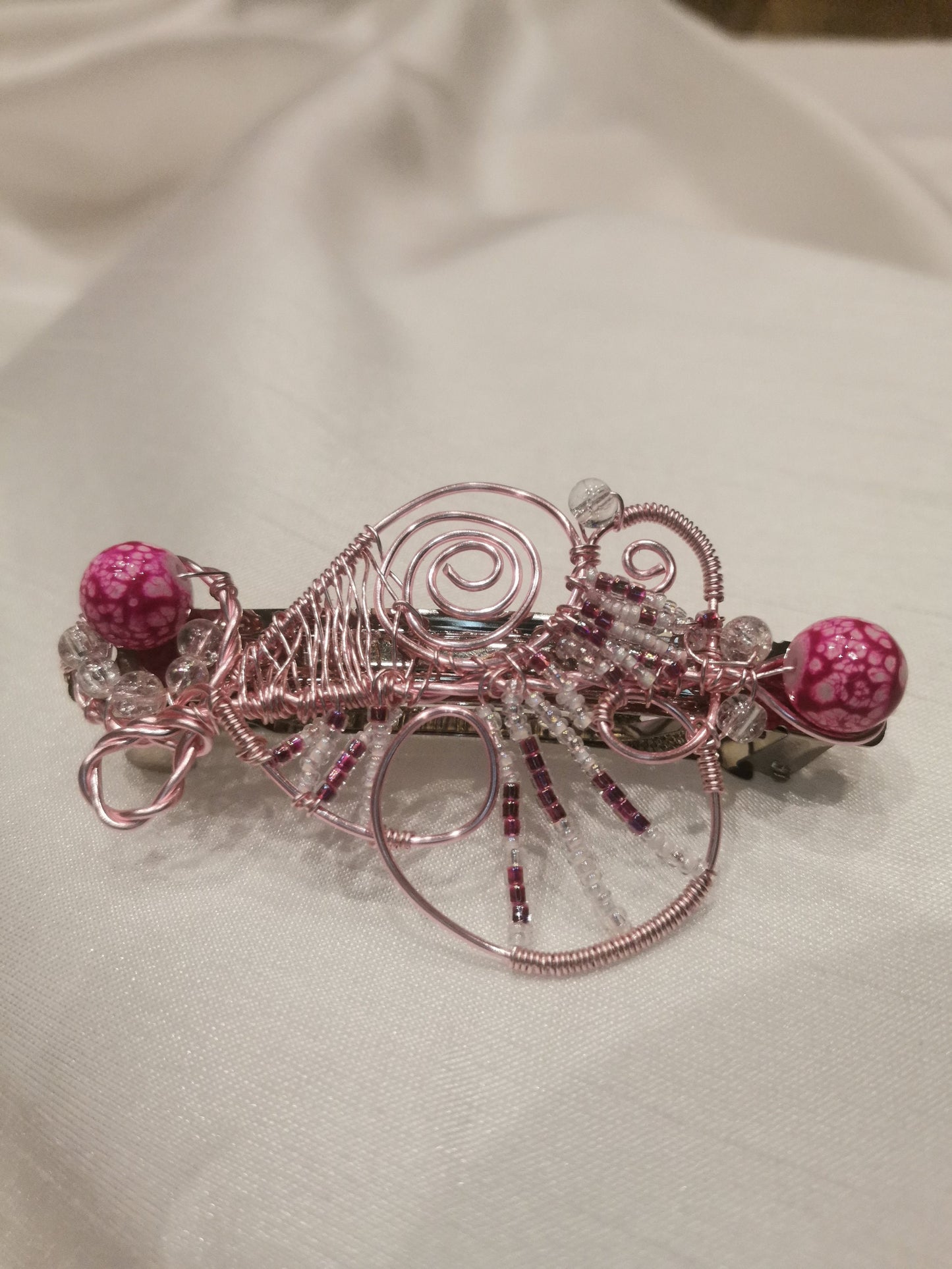 Pasador de alambre rosa con cuentas rosa marmoleada