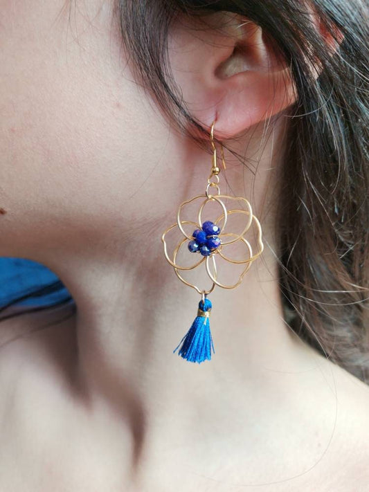 Pendientes flamenca con flor de alambre dorado con cuentas de cristal azul