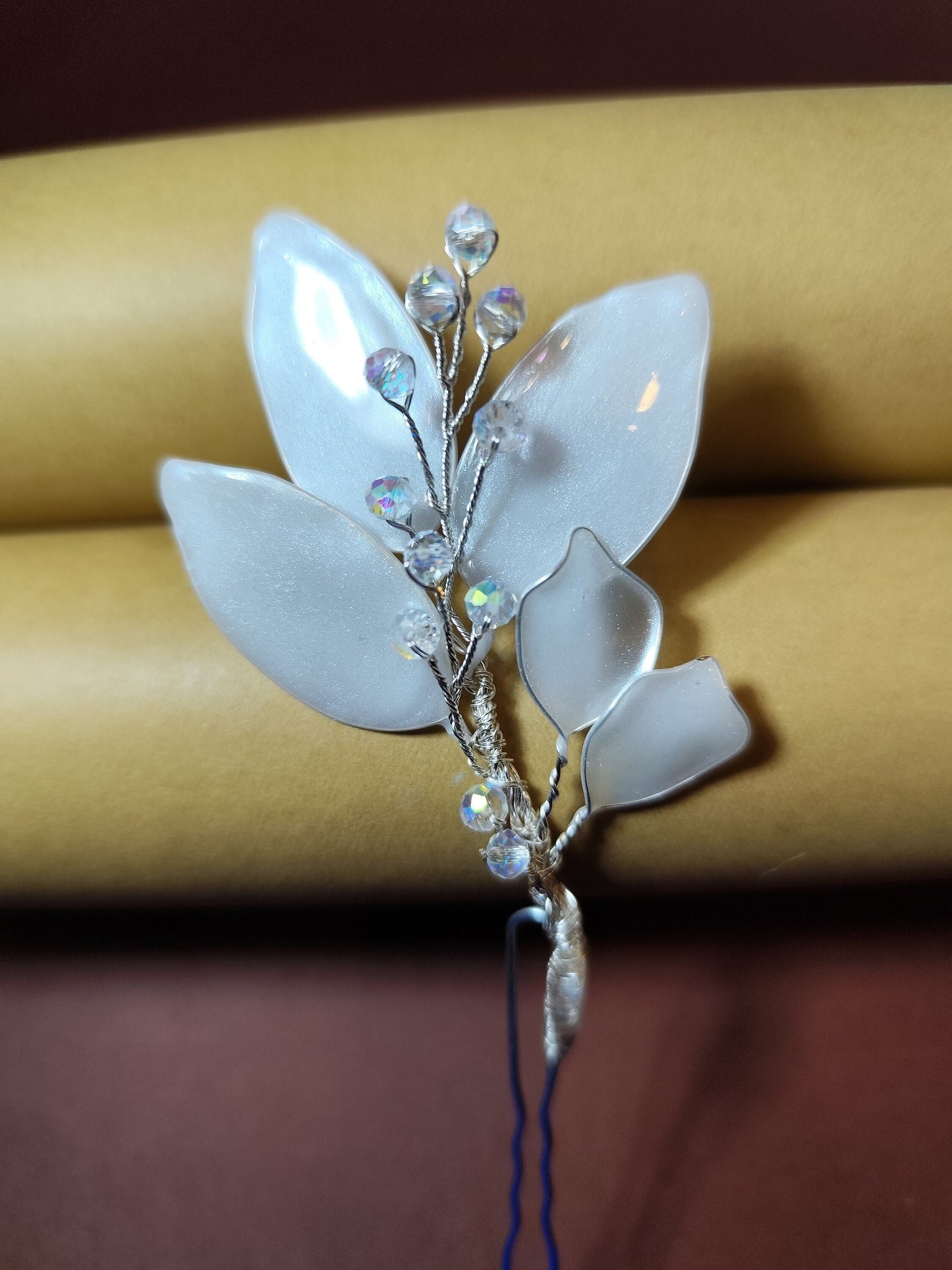Par de horquillas de novia con hojas de resina en blanco nacarado