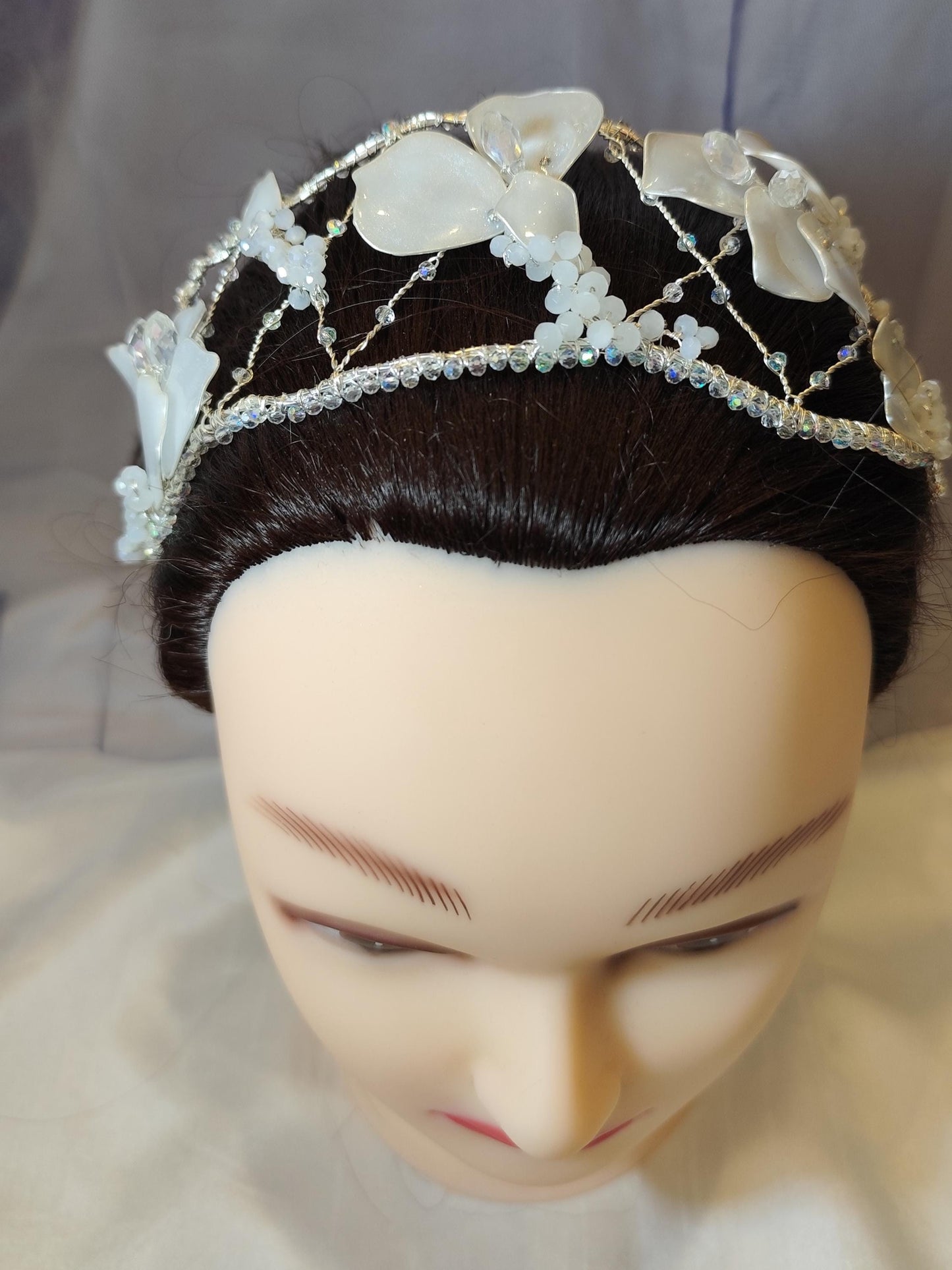 Diadema blanca  de cristal y resina para novias elegantes y románticas