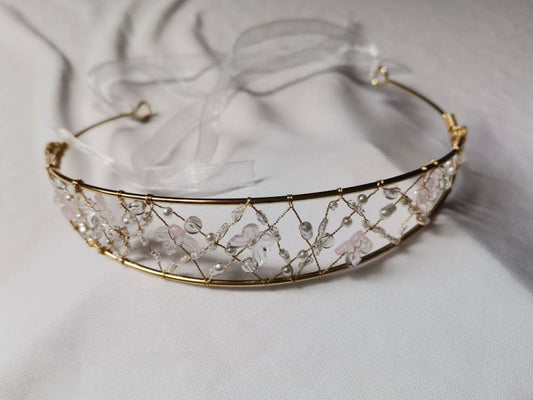 Diadema dorada para novia o comunión con cuentas y mariposas de cristal.