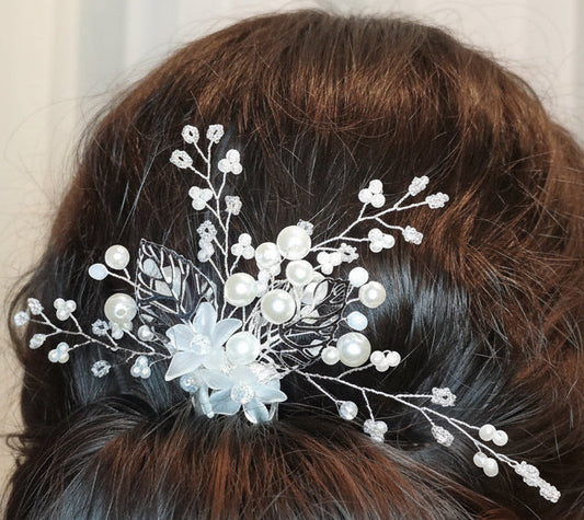 Peina plateada de novia con flores y hojas