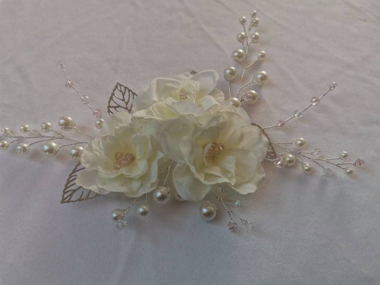 Tocado de flores, perlas y cristal.