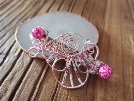 Pasador de alambre rosa con cuentas rosa marmoleada