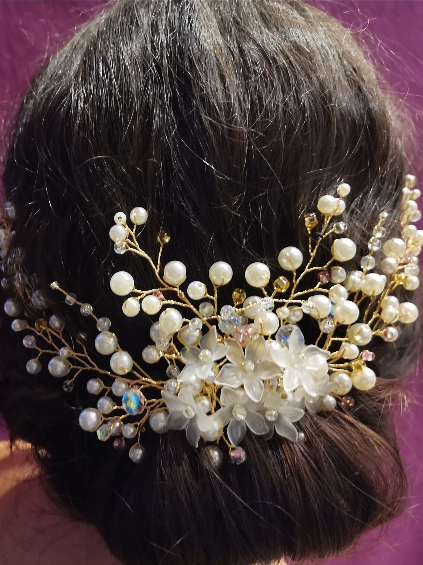 Tiara de novia con perlas de imitación, cristal y flores acrílicas.