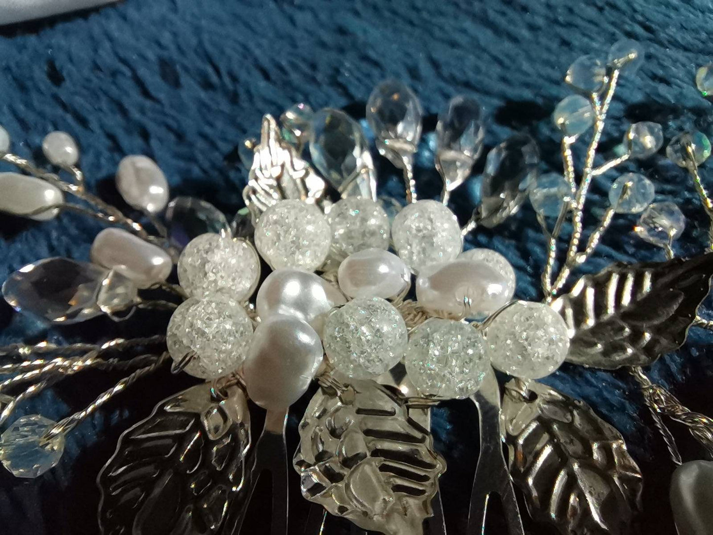 Peina plateada en blanco y cristal para novia