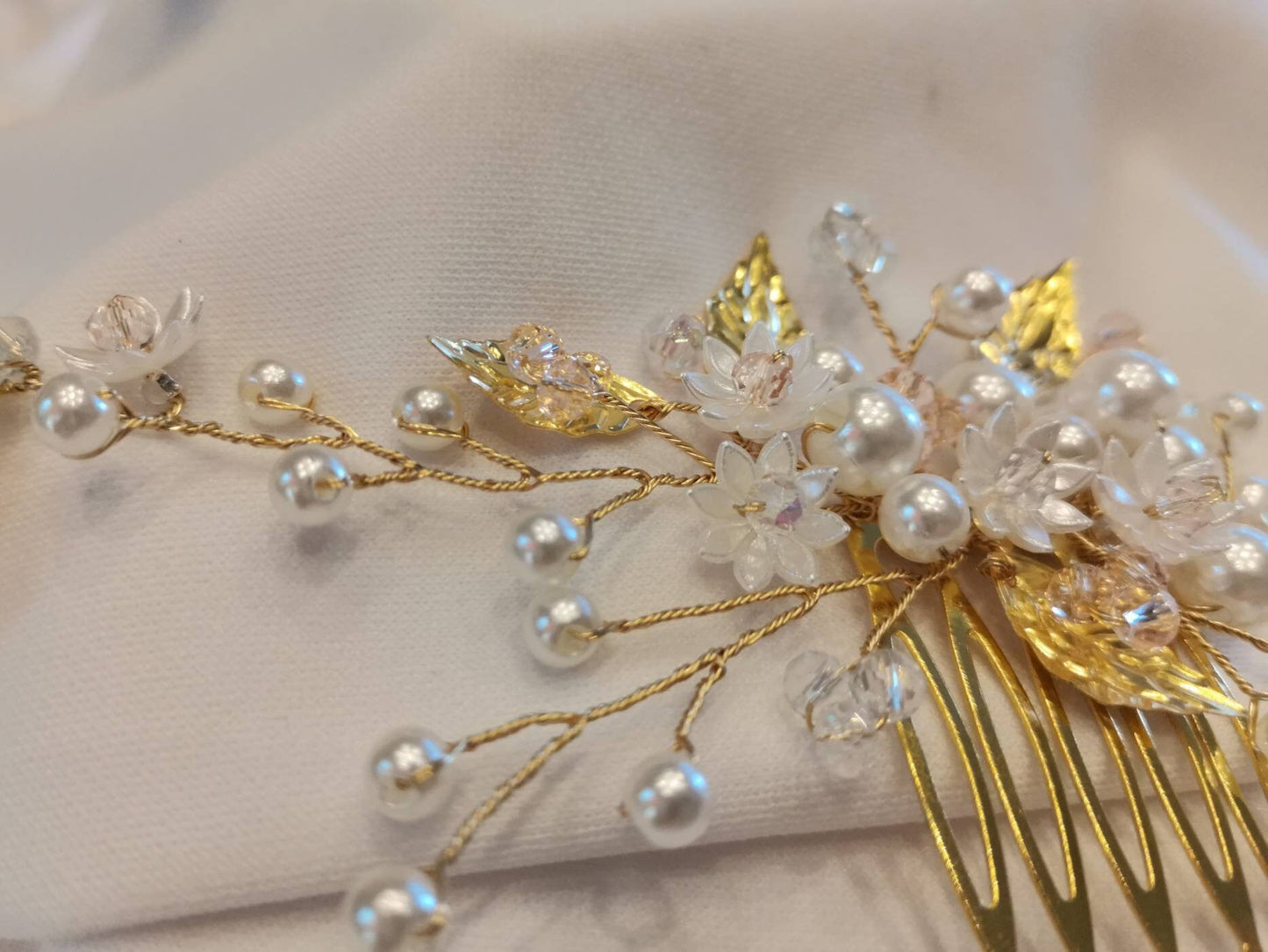Peina montada en alambre dorado para tocado novia, madrina, quince cumpleaños...