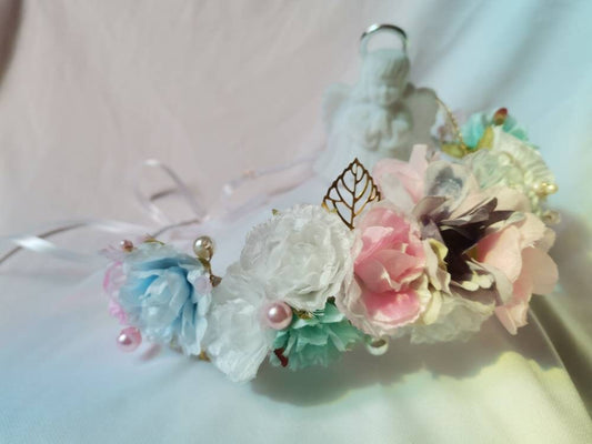 Diadema de comunión con flores de tela de varios colores.