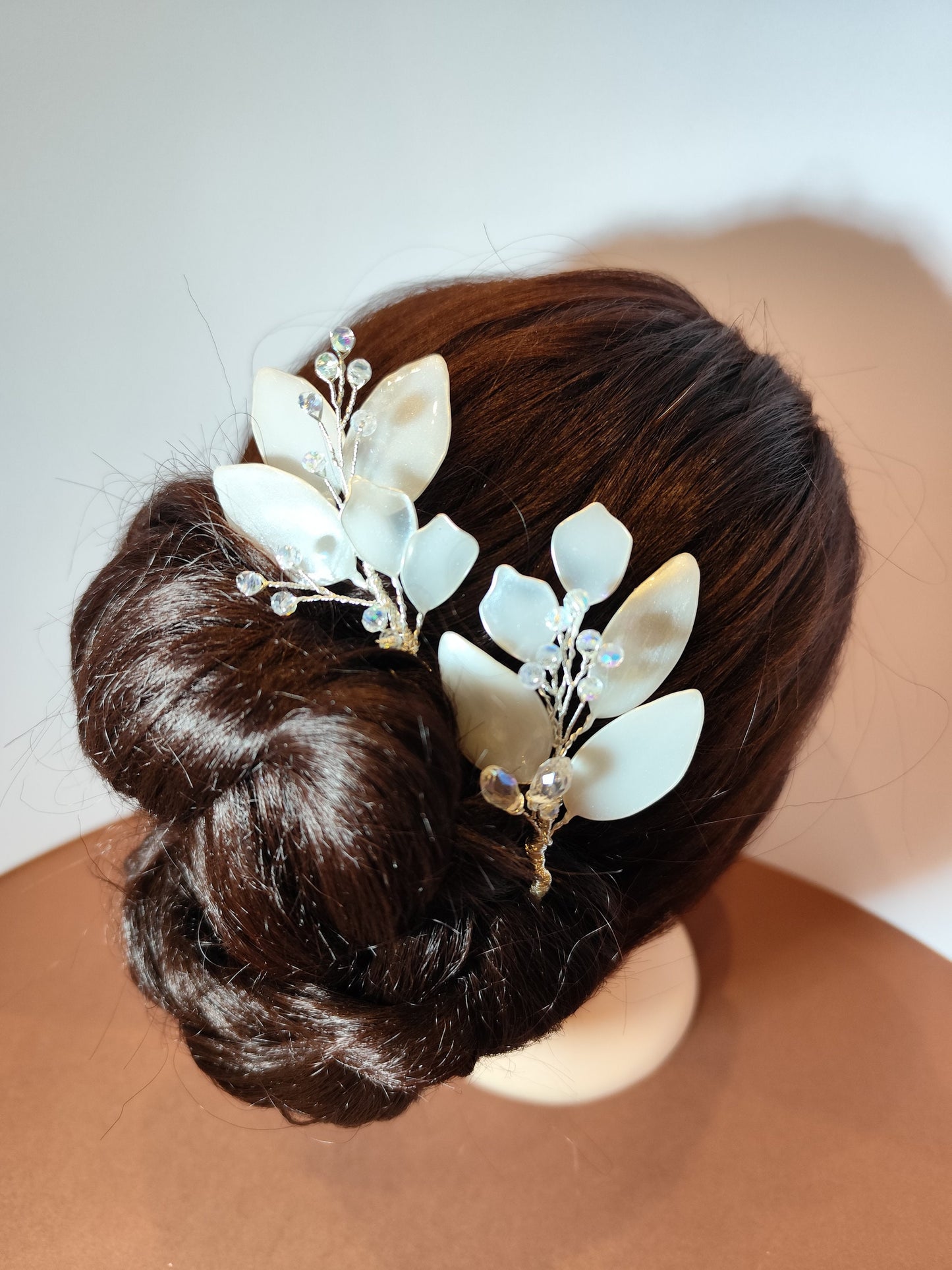 Par de horquillas de novia con hojas de resina en blanco nacarado