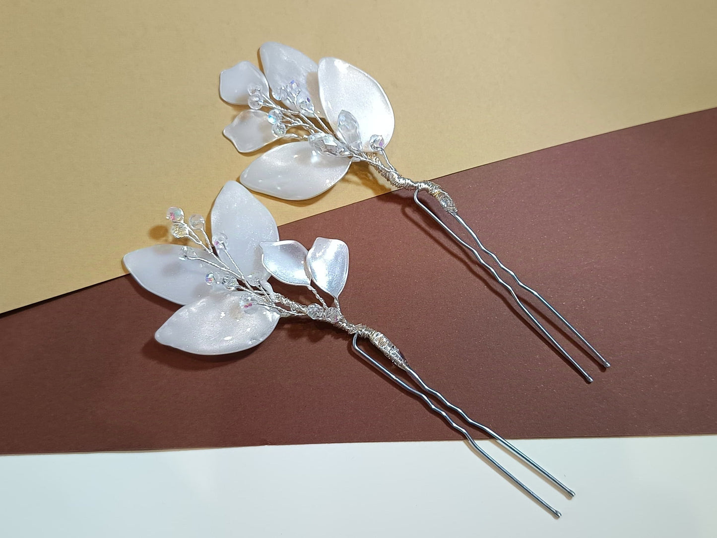 Par de horquillas de novia con hojas de resina en blanco nacarado