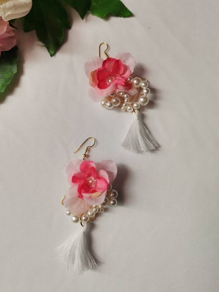 Pendientes con flor de tela y perlas nacar