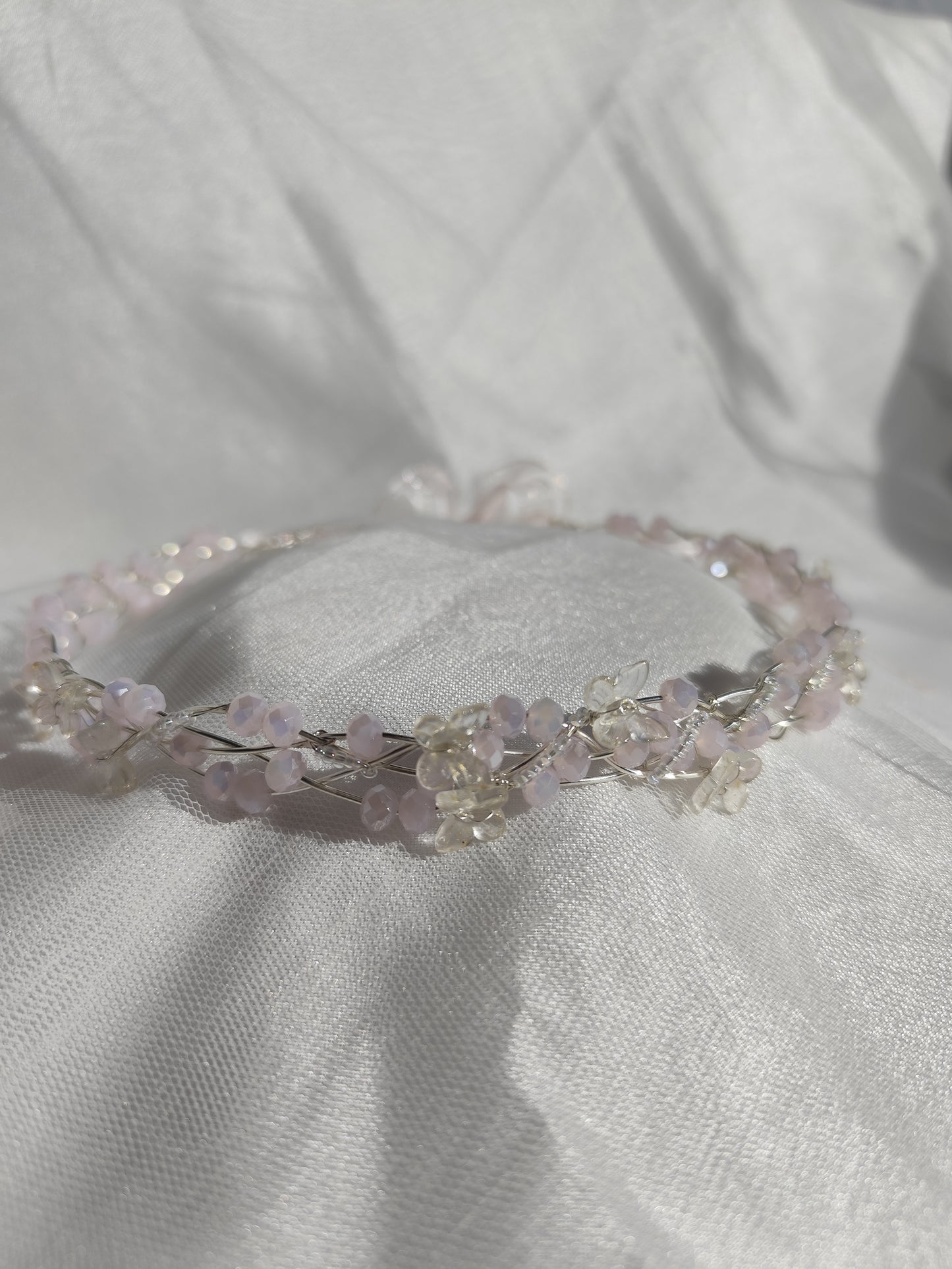 Diadema de alambre plateado trenzado