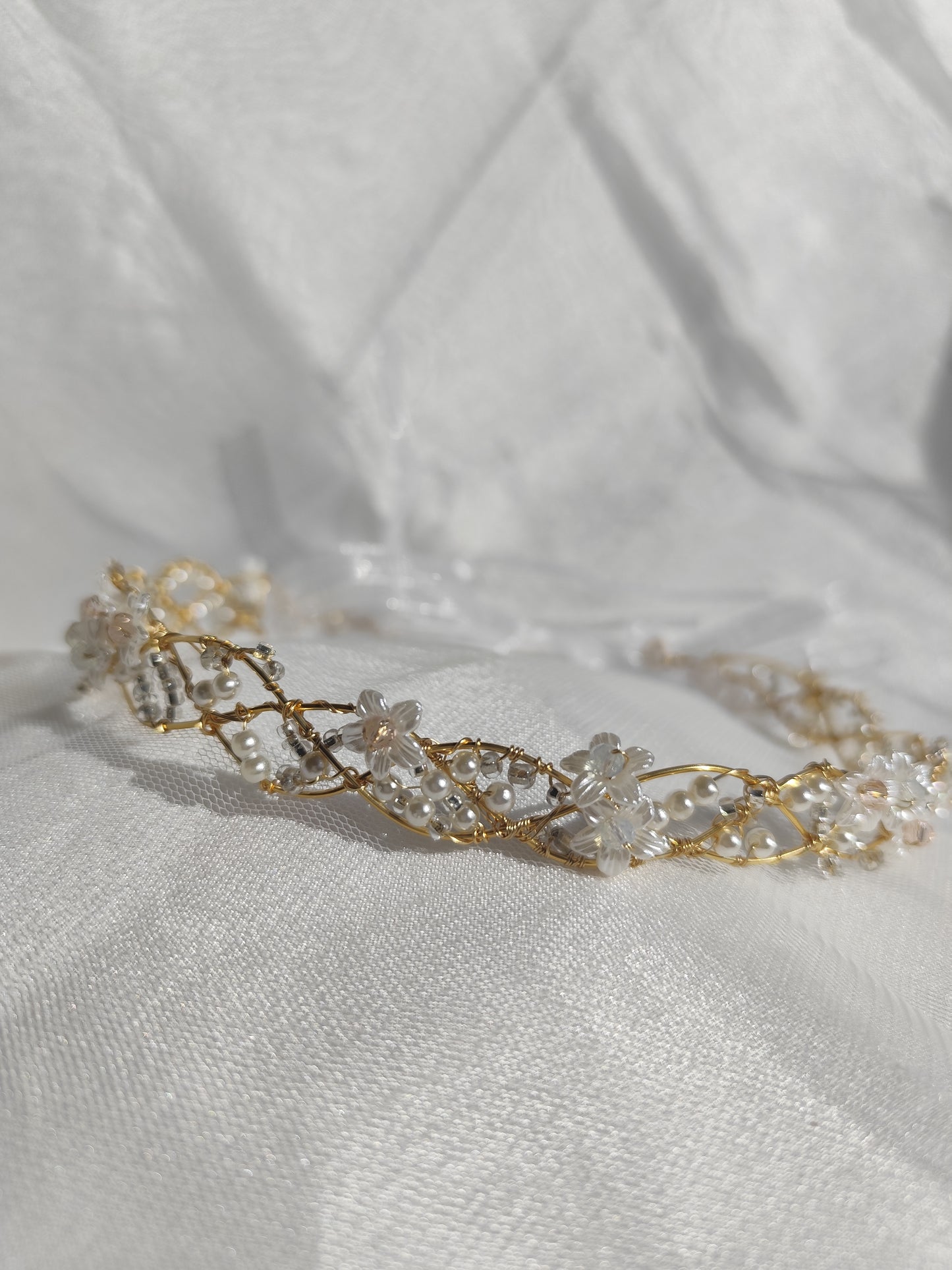 Tiara trenzada de alambre y cristal, con flores.