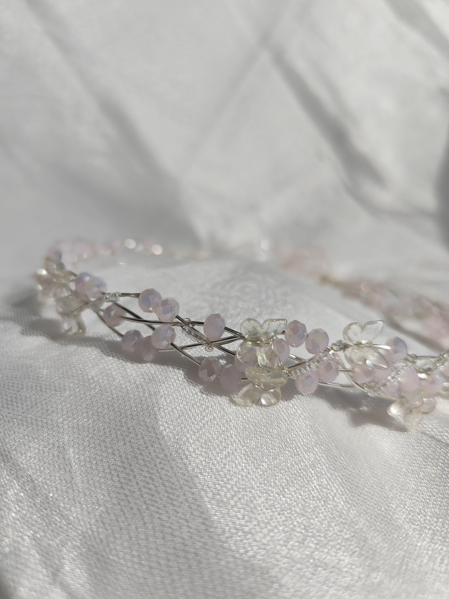 Diadema de alambre plateado trenzado