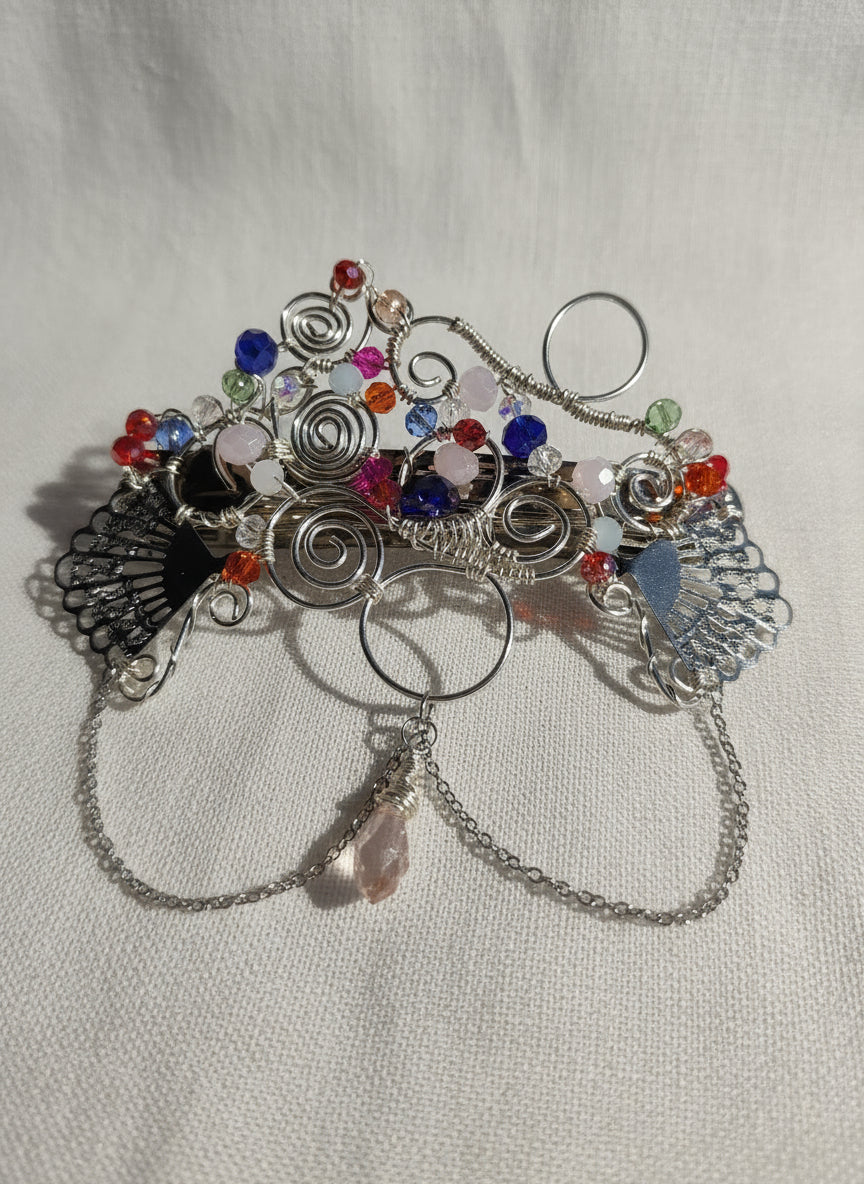 Pasador plateado de fantasía con cristales de colores